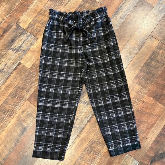 ROMEO & JULIET COUTURE Tie Waist Cropped Pants - Picture 2 of 6